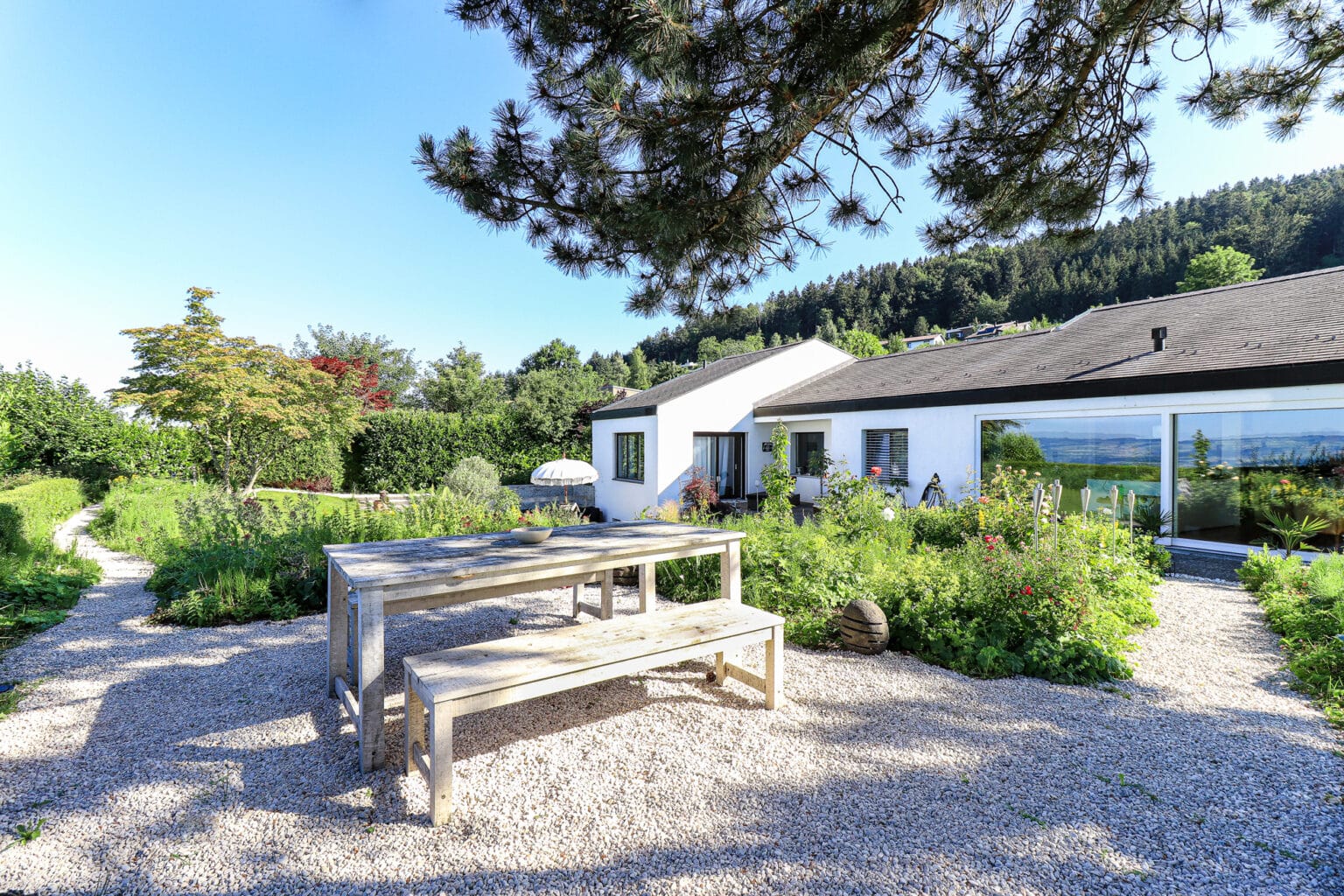 Garten und Haus des Silentpower Retreat House in Aeugst am Albis