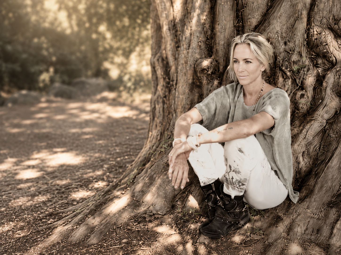 Yvonne Waldraff sitzt an einem Baum