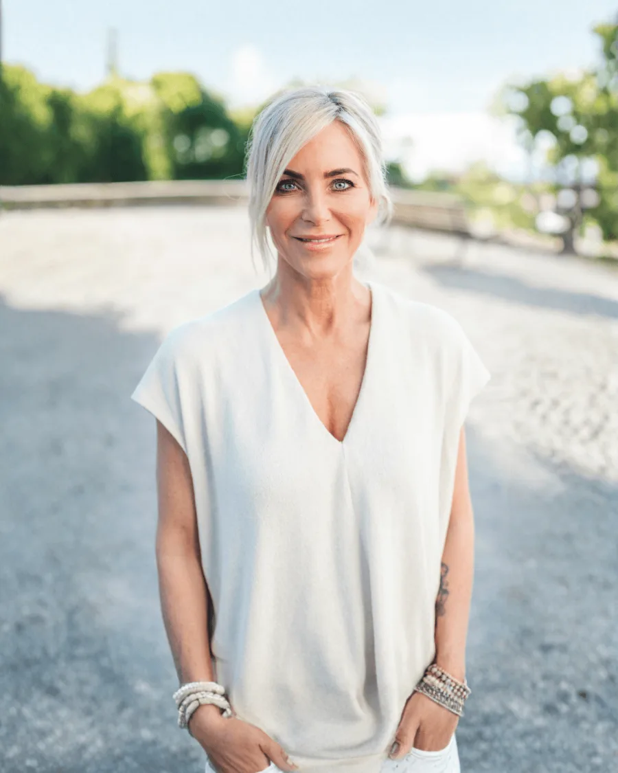 Yvonne Waldraff, Therapeutin und Coach, lächelnd in heller Bluse im Freien